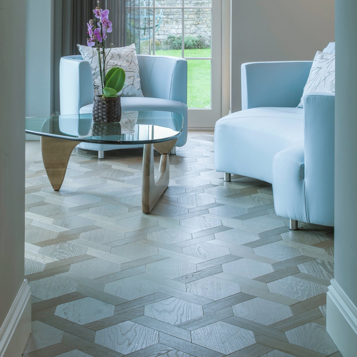 E7_Flooring's tweet photo. Contemporary furniture looks great with parquet floors, as demonstrated by our Ash Grey Mansion Weave in this Somerset retreat.
.
.
#mansionweave #parquet #woodflooring #homedecor #contemporaryliving#interiordesign #home #element7flooring https://t.co/KChF8aDuJk