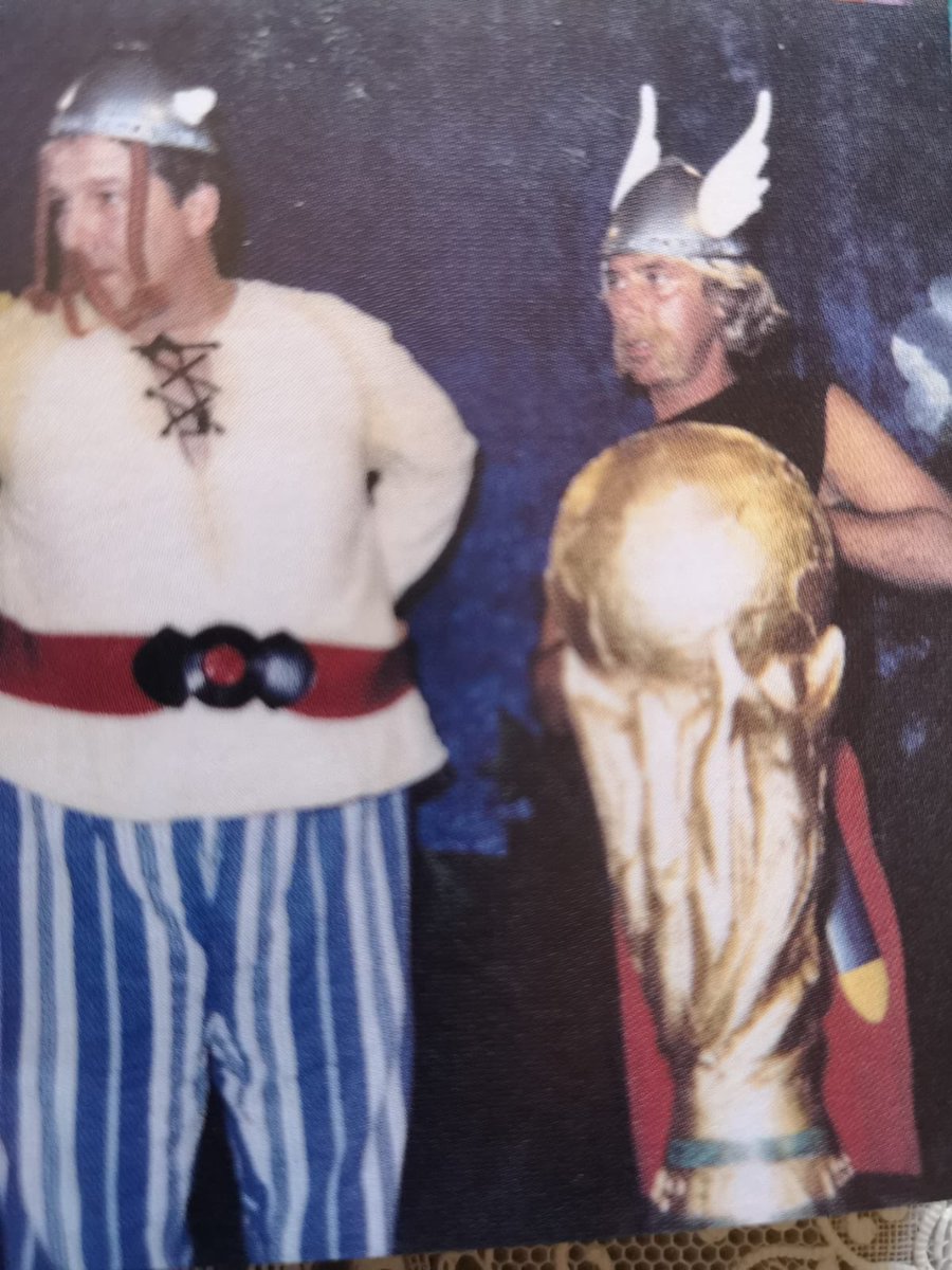 Je viens de retrouver cette archive 😂😂 pendant la Coupe du monde 98 courbix et paganix  <a href="/rollcourbis/">Rolland Courbis</a> une baffe au romain mémorable 😂😂