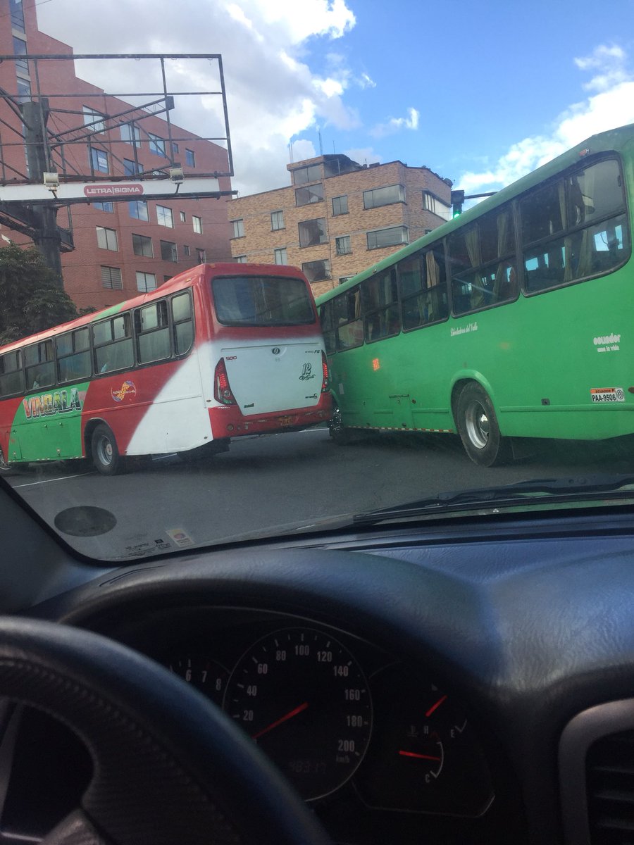 Soficavee's tweet photo. Atención @AMTQuito estás dos unidades peleando por quien rebasa primero! Tráfico sin motivo https://t.co/sXjZZRYSFx