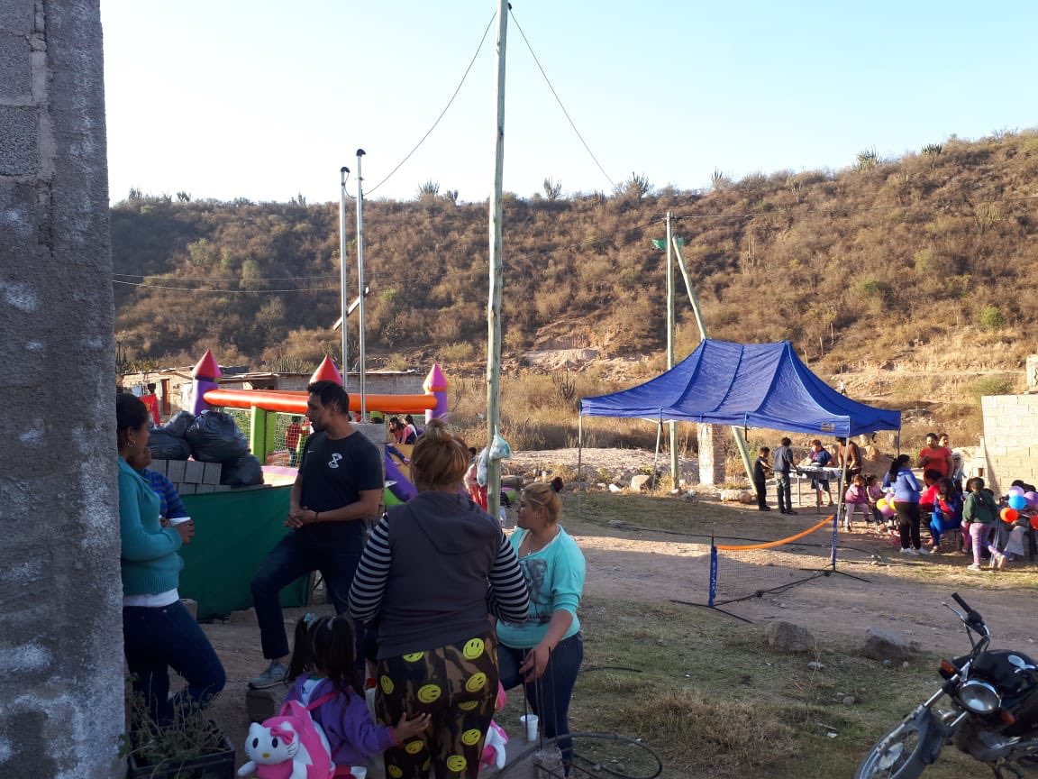 LuisSimonetti14's tweet image. Hoy el caballo de @ParedesUrquiza 🐎#Batalla 🐴 estuvo en la parte de asentamientos del barrio joya del Velasco. #7mo Barrio recorrido. Septimo #NiñoMagicoInocenteYfeliz Con la ayuda de Dios, seguiremos intentando llegar a la mayor cantidad de niños y de barrios posibles.