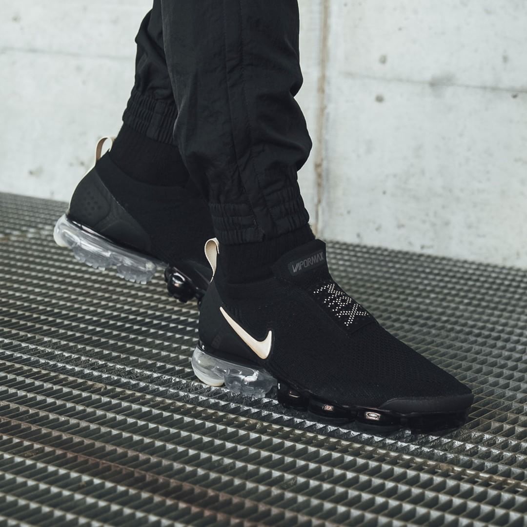 black vapormax flyknit moc 2