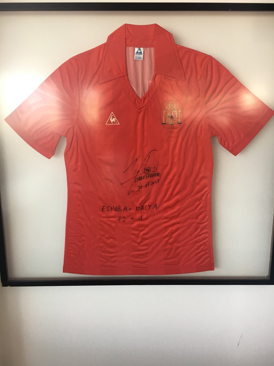 GeertPoppel's tweet image. Gespot in restaurant El Torreon in La Cala... shirt van Manu Sarabia: Spanje - Malta uit 1983.... @FootballCulture