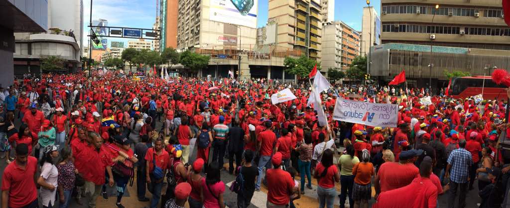 Aquí hay un pueblo con dignidad diciéndole al mundo que SI queremos Paz, y defenderemos nuestra Soberanía #MarchaRojaPorLaPaz