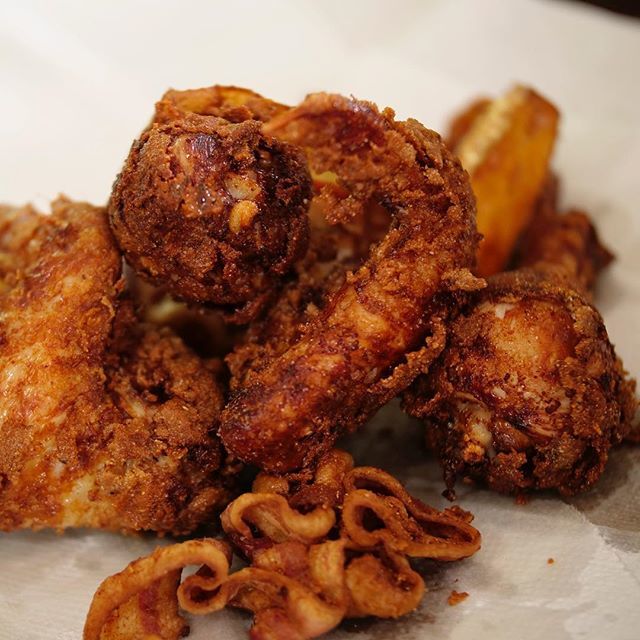 All new episode of #BizarreFoods TOMORROW! The Underground Railroad was followed by enslaved peoples, who risked their lives for freedom. This fried chicken, prepared by my friend @thecookinggene, was a meal that could be carried by hand and eaten for a … bit.ly/2vDEzeY