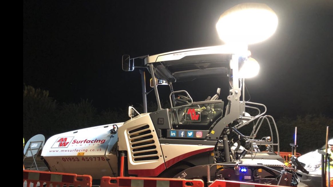 mwsurfacing's tweet photo. Waiting for the first load to turn up @WirtgenGroup #balloonlights https://t.co/m8cjD5CGH9