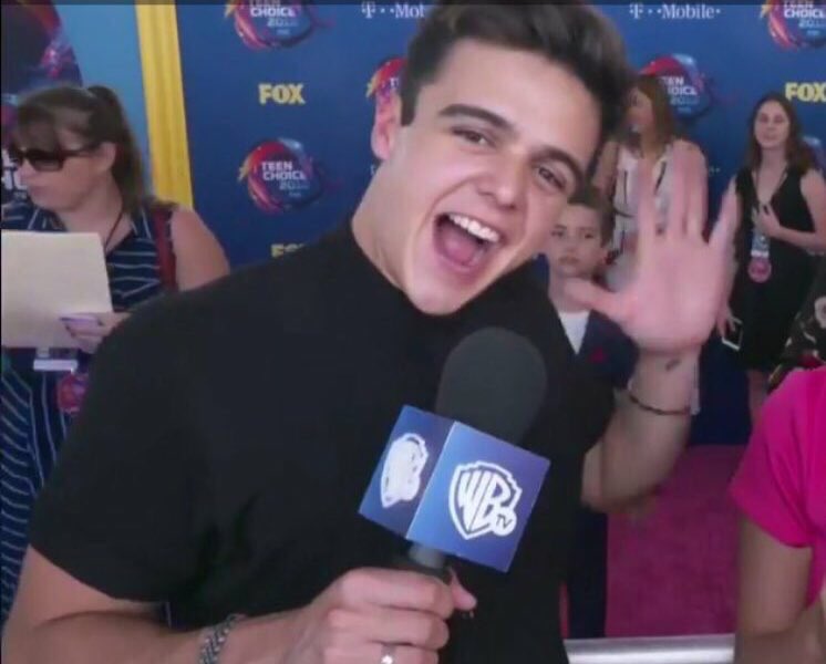 chiarasclub's tweet photo. VEAN QUE SER HUMANO TAN BELLOOO ‼️ @AndresNavyz @WarnerChannelLA #TeenChoiceWarner #NAVYSCHOICE https://t.co/eimEbTP6u9