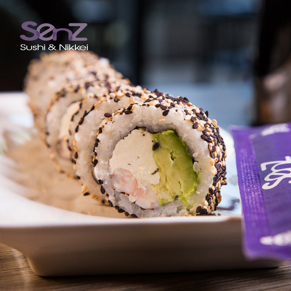Un primer plano de nuestro clásico California Niupi 😍
Camarón, palta y queso crema. 😋
#SenzLover #SushiSenz #Nikkei #Sushi