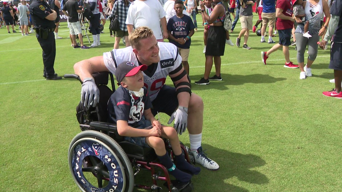 KPRC2's tweet image. .@JJWatt bringing smiles to the faces of @HoustonTexans fans! VIDEO from camp today: bit.ly/2w4F15a?utm_so…