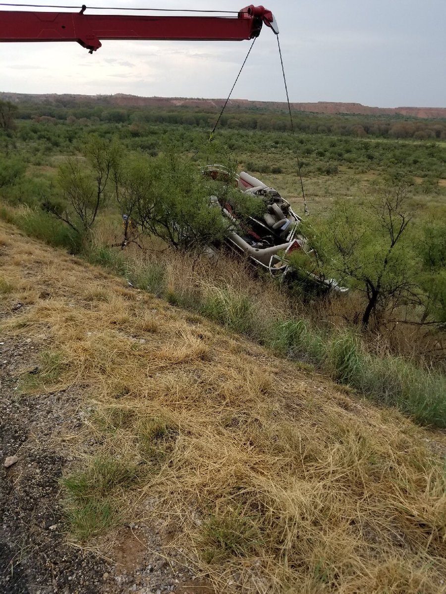 raebabbyy's tweet photo. PSA: please please please wear your seatbelt anytime you’re in a moving vehicle. It 100% saved our lives. https://t.co/Atmr8dSUDi