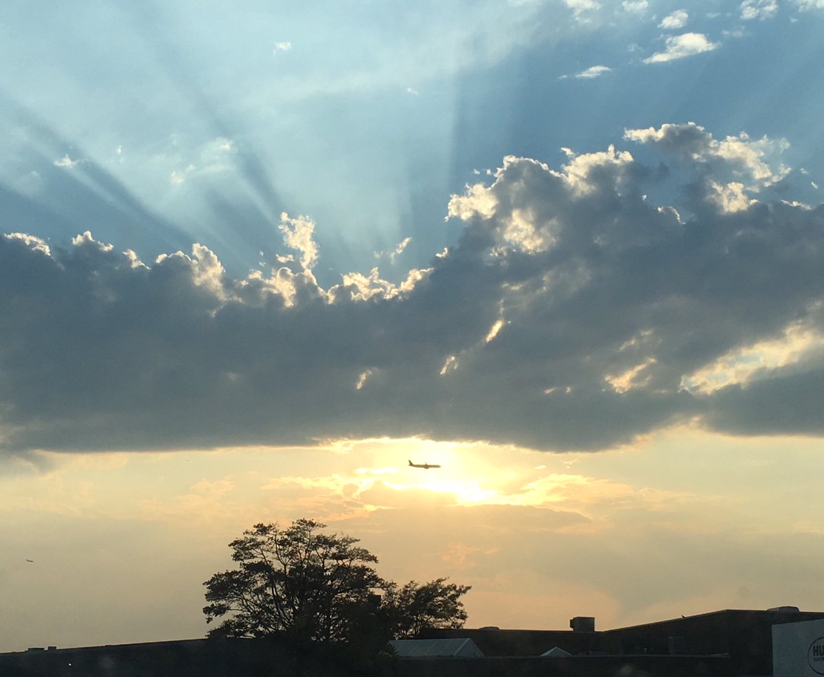 upsjdhill63's tweet photo. A perfect backdrop for tonight's Twilight Sort at the Salt Lake Hub.  @DesertMTUPSers https://t.co/kTRpRWmNG4