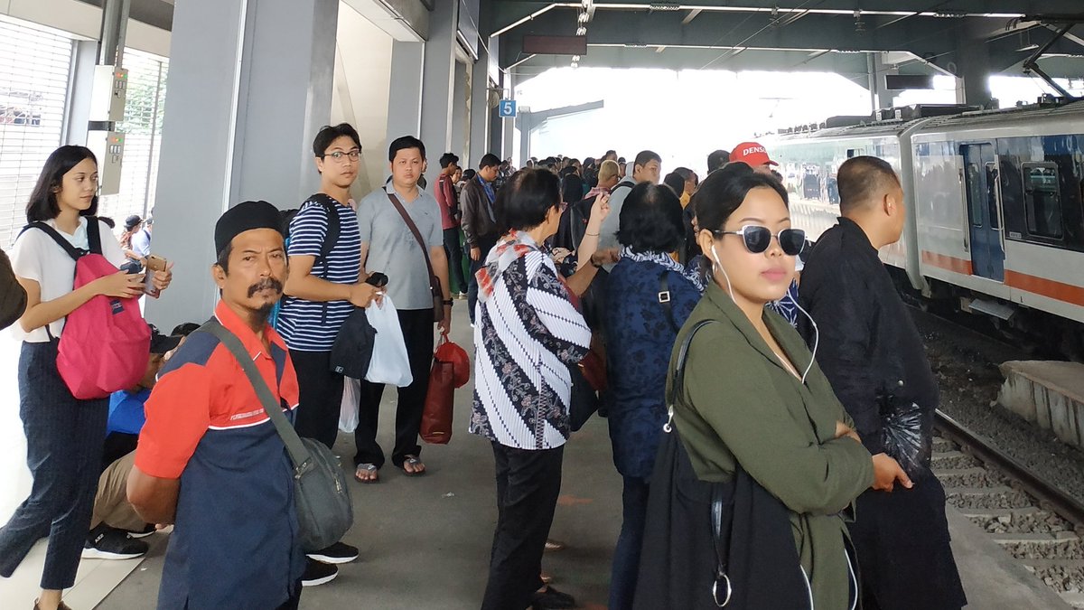ayaoktaviani's tweet image. Pasar Minggu - Duri 
Menganti kereta ke arah Tanggerang (PERON 5) #simjakarta #daanmogot #pendudukpatuhhukumjalanraya #tanpacalo