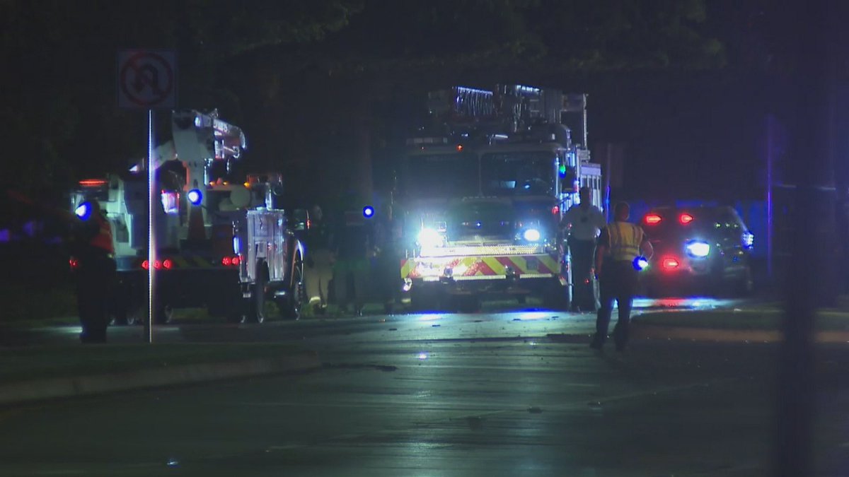 #BREAKING Crews work to rescue firefighters trapped by power lines bit.ly/2MijqkU https://t.co/1gOleJjWNN