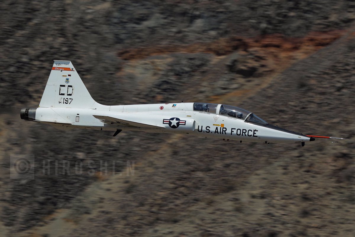 2018/8/13 Mon. Jedi-Transition.

USAF T-38 “ED”
正午過ぎ、エドワーズの白いタロンが音もなく飛来。ウォルマートで買ったシナモンロールを食べようとしたその瞬間に来たので危うく取り逃がすところでした😅

#SWC #jeditransition #USAF