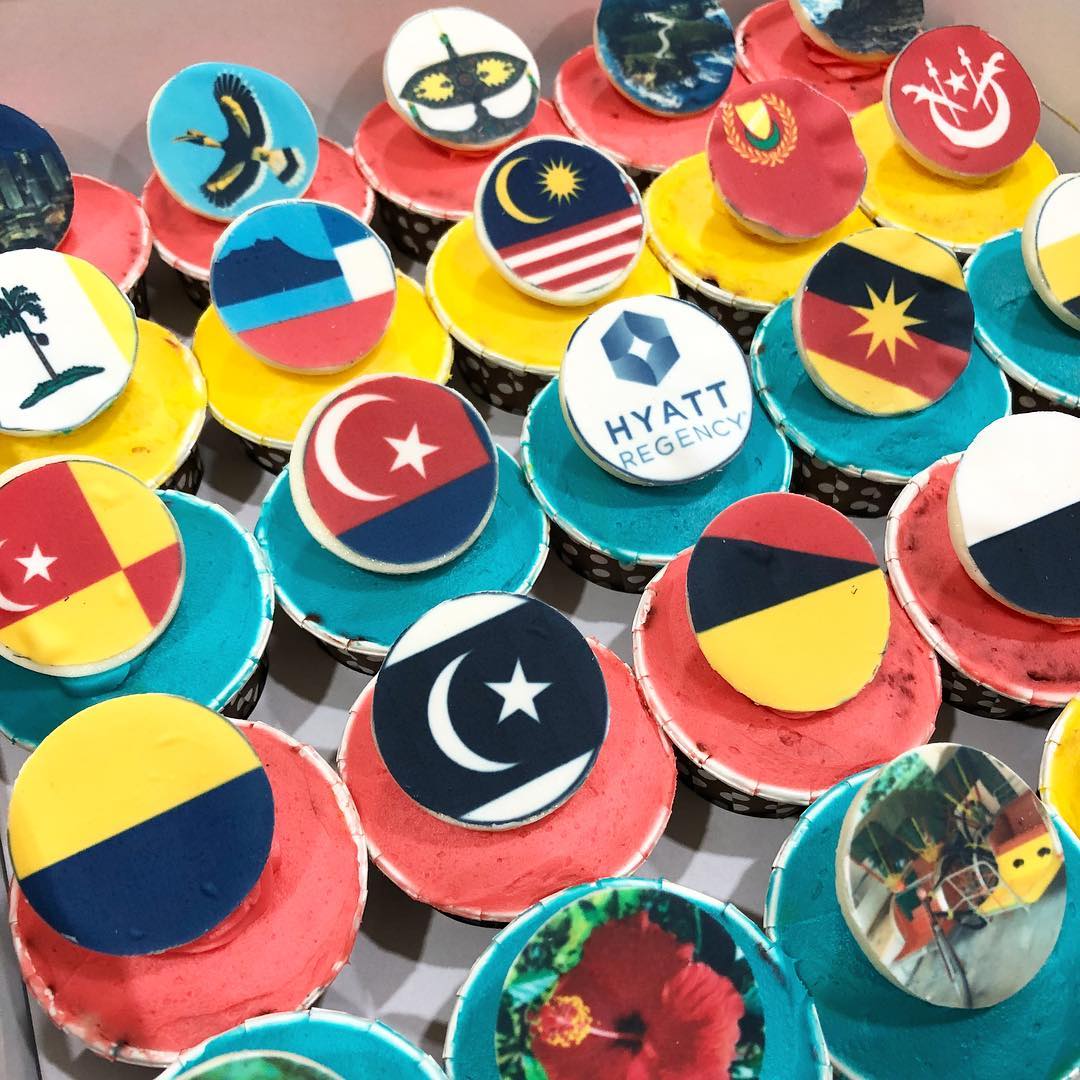 HyattKinabalu's tweet photo. Celebrate Malaysia’s 61st Independence Day and order our 24 pieces cupcake box set avaialable from 15 till 31 August at MYR 100 a box. To give back on National Day, we will be offering 61% discount (MYR 39 per box) for the first 61 boxes of cupcakes sold. https://t.co/RGV407r9Wc