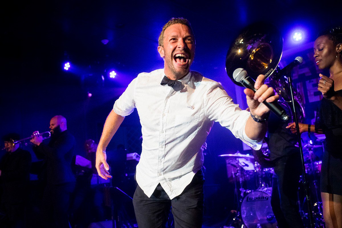 mascoldplay's tweet photo. Nueva foto de Chris Martin en el evento #ApolloInTheHamptons en Nueva York. I 11 de Agosto I vía https://t.co/2V2lUy9zcn https://t.co/GESxsvjb5p