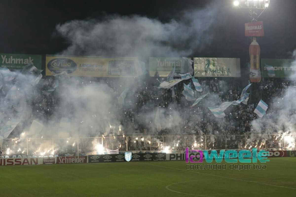 LaWeekOficial's tweet photo. [#FÚTBOL] #SuperligaxLaWeek #AtléticoxLaWeek regaló el primer tiempo y lo perdía 2 a 0 frente a Racing. En las últimas lo empató y hasta pudo haberlo ganado.

El relato y las fotos del encuentro 👇👇👇👇

 https://t.co/HGYi8s3doY https://t.co/srbUB9SahX