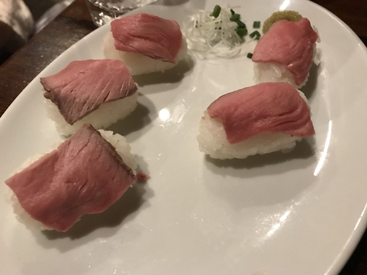 かずまさ 写真詐欺と言えば 少し前の話だけど肉寿司食べたいなって思って新宿にある肉寿司食べ放題の店に行ったら全然違うの来た時あった まず肉が違いすぎるし 米は多いしギュウギュウに固めてるし温かいしで 左がネットにあげてた写真で右が実物