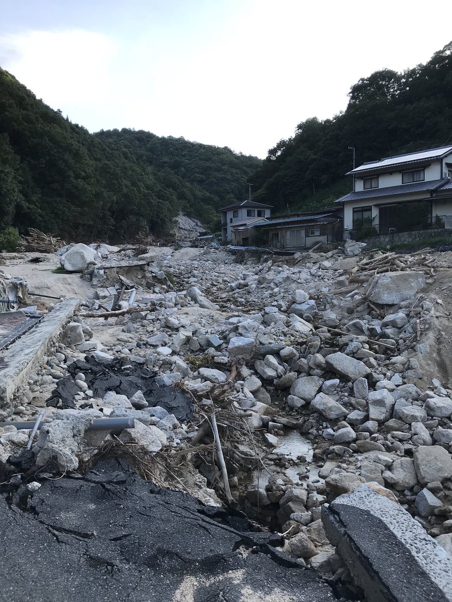 0514hachi's tweet photo. 今日は小屋浦にボランティア。
下の方は…
道路や川は結構キレイになってた。
でも上の方はまだまだだ
#がんばれ広島
#がんばれ小屋浦
#広島県
#安芸郡
#坂町
#小屋浦
#平成30年7月豪雨 
#日本
#ボランティア https://t.co/9eyMyUQclK
