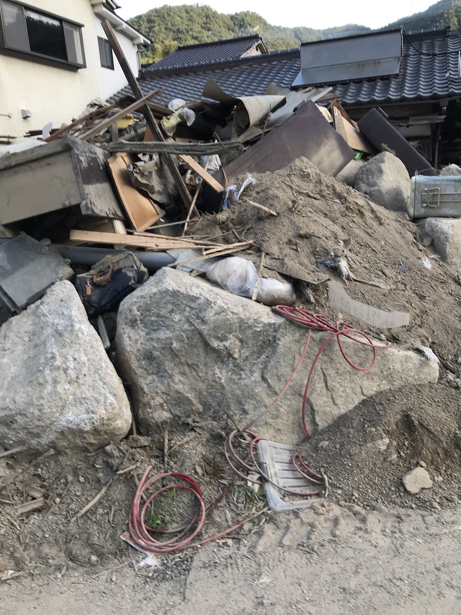 0514hachi's tweet photo. 今日は小屋浦にボランティア。
下の方は…
道路や川は結構キレイになってた。
でも上の方はまだまだだ
#がんばれ広島
#がんばれ小屋浦
#広島県
#安芸郡
#坂町
#小屋浦
#平成30年7月豪雨 
#日本
#ボランティア https://t.co/9eyMyUQclK