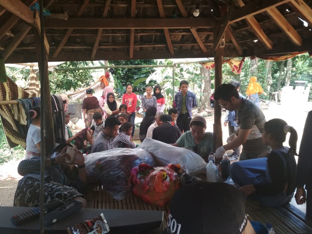 GAPABEL's tweet photo. info dari 2 (dua) Relawan Belitung Tirta Herdiansah dan Aditira Galih Dikdaya bersm volunteers Babel , Selasa Pagi (14/08) mengawal tim dokter tuk pemeriksaan kshatan di Dusun Gelangsar Atas, Desa Gelangsar Utara.
#SolidaritasBelitungPeduliGempaLombok
#Gapabel
#GapabelUntukNegeri https://t.co/1kilX6v66z