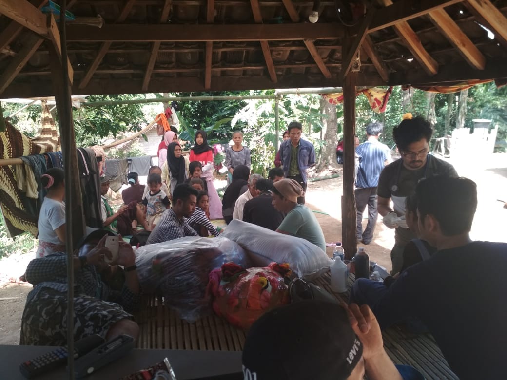 GAPABEL's tweet photo. info dari 2 (dua) Relawan Belitung Tirta Herdiansah dan Aditira Galih Dikdaya bersm volunteers Babel , Selasa Pagi (14/08) mengawal tim dokter tuk pemeriksaan kshatan di Dusun Gelangsar Atas, Desa Gelangsar Utara.
#SolidaritasBelitungPeduliGempaLombok
#Gapabel
#GapabelUntukNegeri https://t.co/1kilX6v66z
