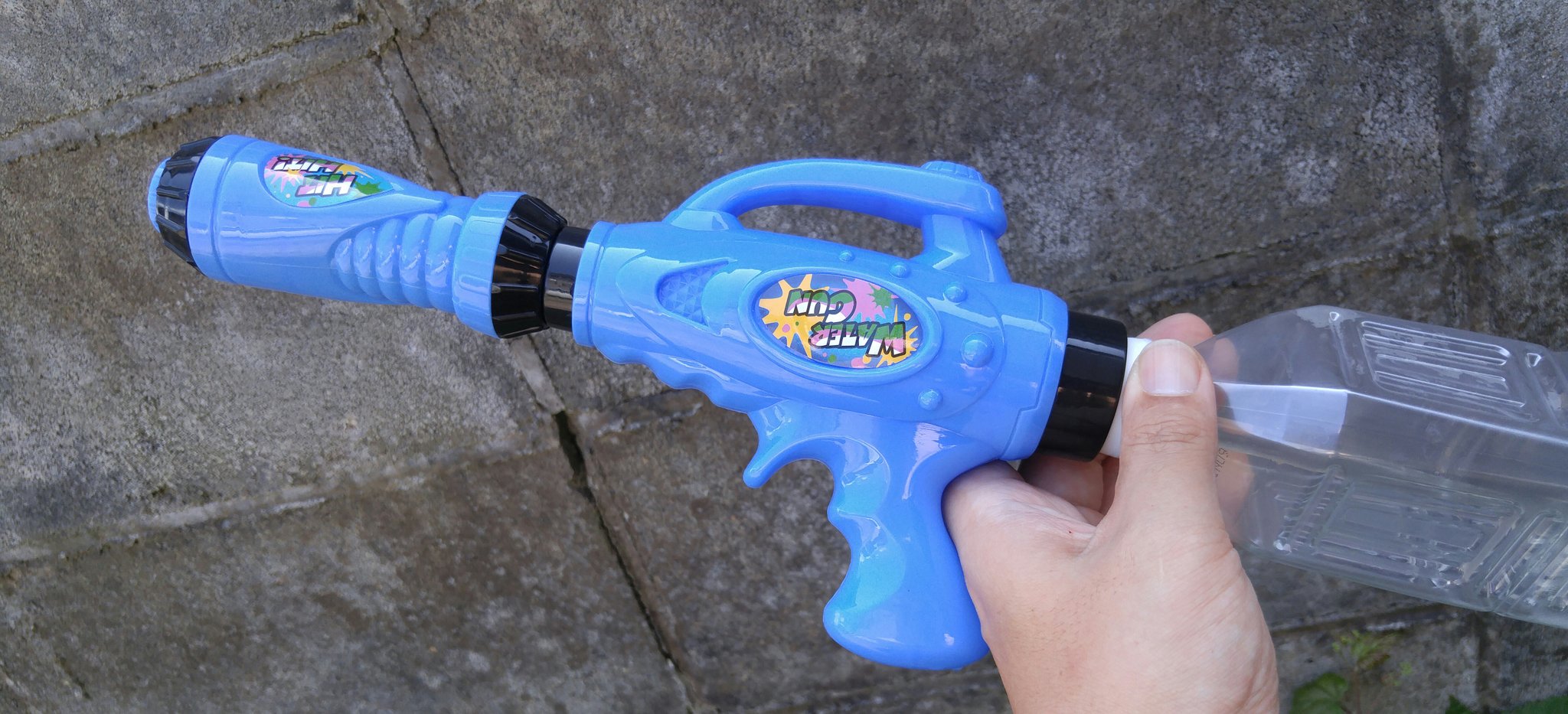 とうさいパピー C ﾟーﾟ Seria 100円均一 で 水鉄砲さがしてたんだけど ペットボトルで ピストンタイプのが有った これで108円は使えるかも 試しうち してみたんですが 引き金タイプよりも 結構 飛距離も出る ゆっくり動かせば弱くなる