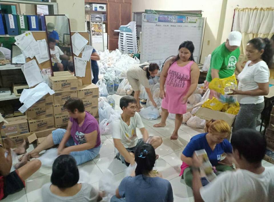 cosca_official's tweet photo. [REPORT] 

Last night, COSCA delivered water, ready-to-eat food and hygiene supplies to the following communities: 

Brgy. San Isidro, Rodriguez, Rizal - 30 families
Brgy. San Vicente &amp; Old Capitol Site, QC - 100 families
Brgy. Bagong Silangan, QC - 634 Families

1/ https://t.co/CDtQJU03xB