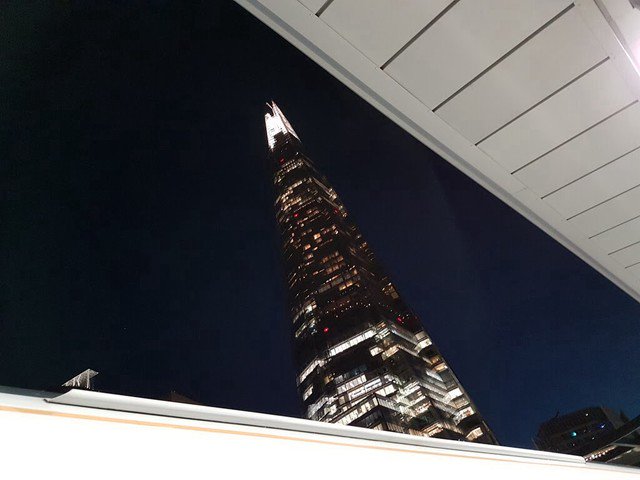 Mari0sLondon's tweet image. London at night. View from a London Bridge Station platform. The Shard, London's tallest building, surges rocket-like into the sky. #LoveLondon #VisitLondon #NightLondon #SouthLondon #Southwark #WalkLondonSeeLondonFeelLondon #TheShard #Shardsational #Shardonnay #LondonBridge #SE1