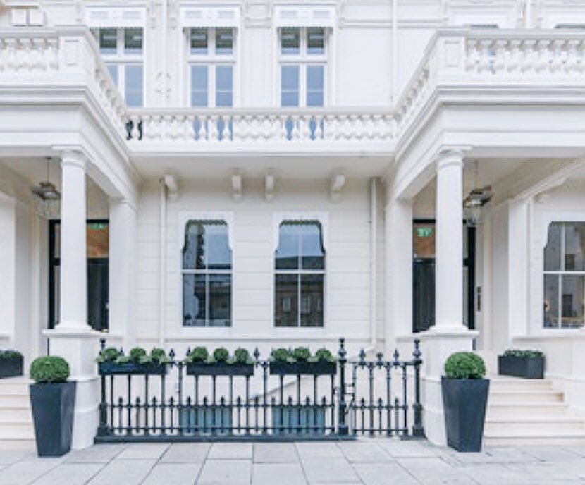 A pair of meticulously #refurbished stucco fronted Grade II listed buildings situated moments from #HydePark. Bayswater Apartments offers daytime concierge services and benefits from an enviable central London location. 
Price from £2,000,000

#TheAbisaPropertyLists