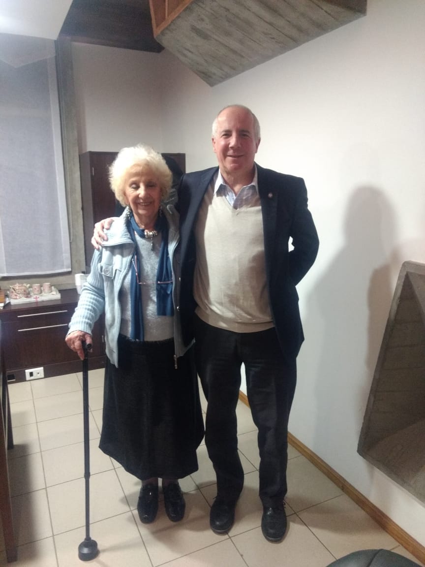 La vida tiene momentos mágicos... con la mano izquierda estaba tomando la de Estela.  Un monumento vivo, monumento al amor y el compromiso