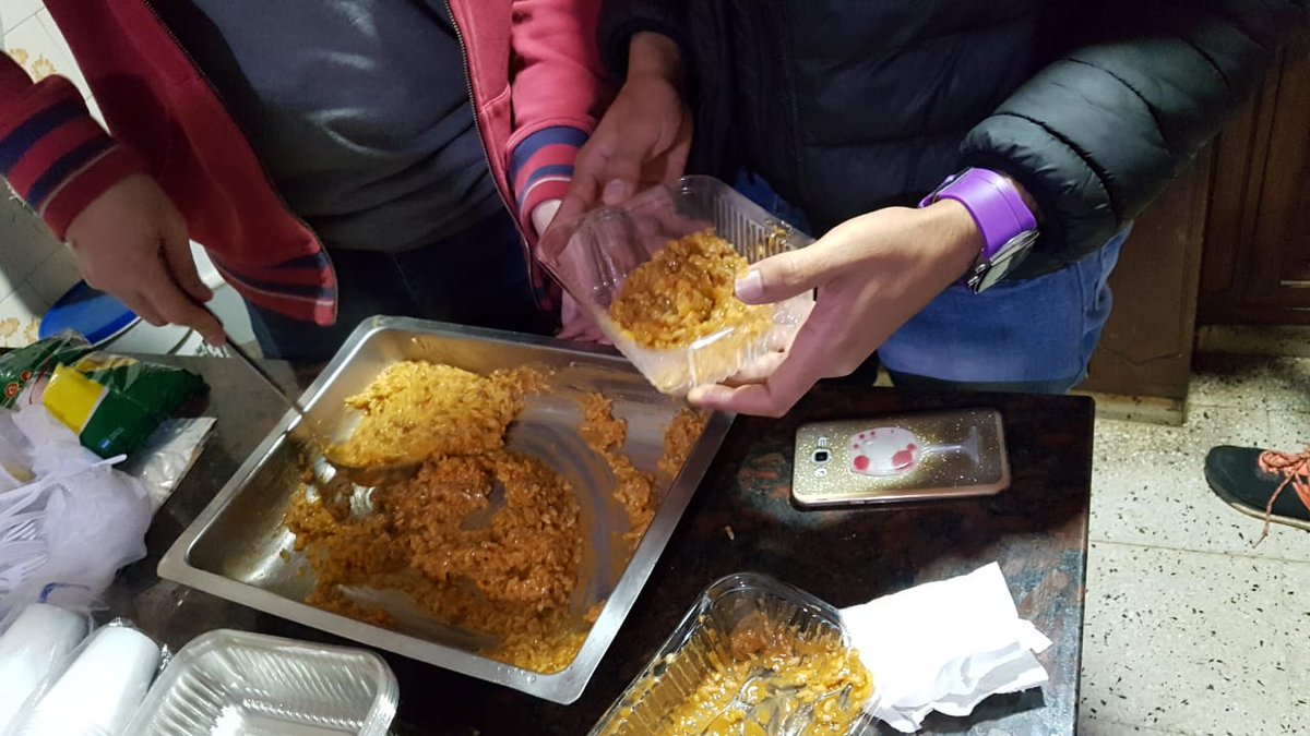 Clubleoyanasu's tweet photo. El pasado jueves preparamos otra vez las #ViandasSolidarias!! Fueron entregadas a personas en situación de calle durante esa noche en distintos sectores del centro, entre ellos las peatonales Tucumán y Absalón Rojas, así como la Plaza Libertad. 🦁💞
 #LeosEnAccion #ClubLeoYanasu https://t.co/RMzZHcvxsq