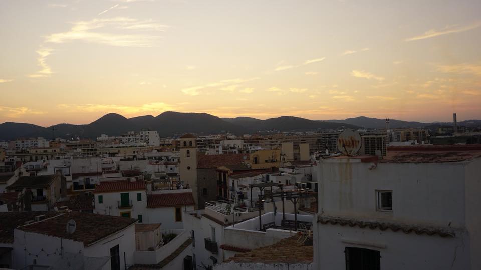 jonsatrinxafilm's tweet photo. Sunset in ibiza's town.🌇
Complete the first shooting day.🎥

#jonsatrixa #documentary #ibiza #eivissa #DJ #music #indiegogocampaign
#ishootfilm #film #filmmaker #filmphotography #filmmaking #EU #island #Sunset https://t.co/C66KS70jk2