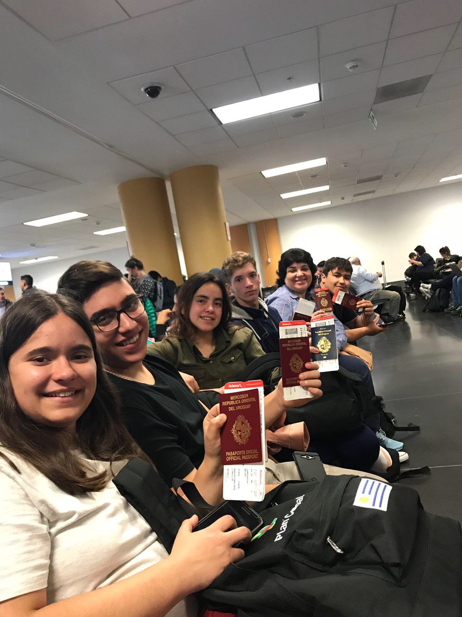 Ceibal_Uy's tweet image. El grupo de estudiantes de Mercedes ya llegó a México DF para representarnos en el torneo internacional de robótica #FIRSTGlobalChallenge