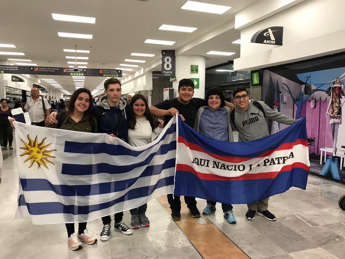 Ceibal_Uy's tweet image. El grupo de estudiantes de Mercedes ya llegó a México DF para representarnos en el torneo internacional de robótica #FIRSTGlobalChallenge