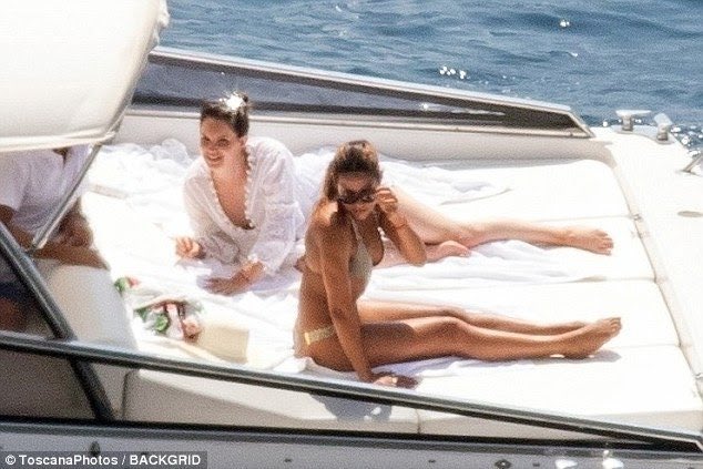 DelReyLatest's tweet photo. More photos of Lana Del Rey’s vacations in Italy with friends. https://t.co/w2U35sTtSD