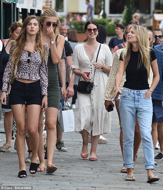 DelReyLatest's tweet photo. More photos of Lana Del Rey’s vacations in Italy with friends. https://t.co/w2U35sTtSD