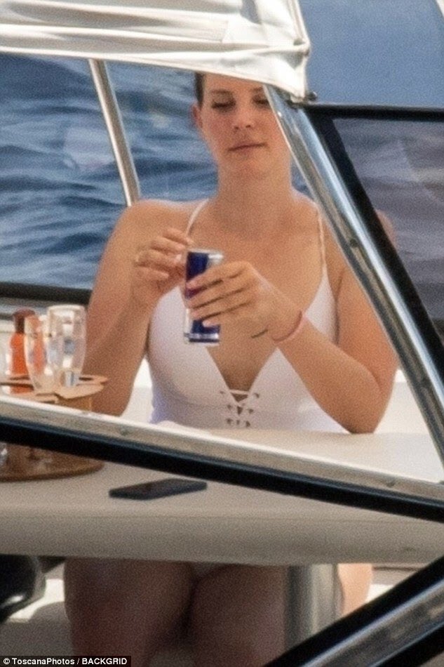 DelReyLatest's tweet photo. More photos of Lana Del Rey’s vacations in Italy with friends. https://t.co/w2U35sTtSD