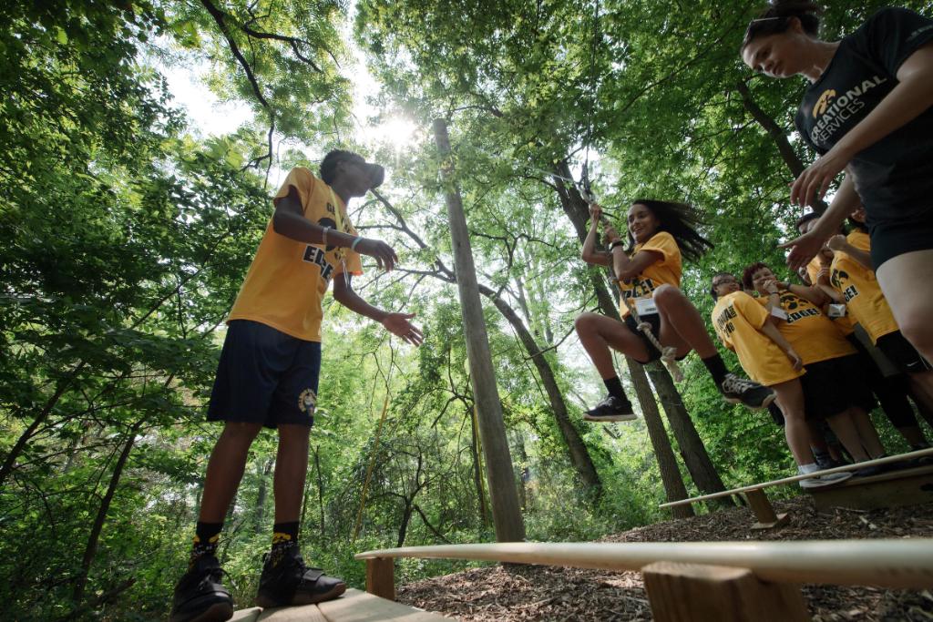 uiowa's tweet image. This week, 130+ students gain #theiowaedge as they start their education as Hawkeyes. In addition to touring campus and meeting faculty, first-generation college students and those from underrepresented backgrounds participate in team building exercises. spr.ly/6014DQ4Am