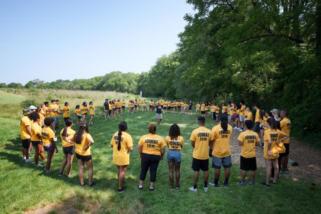 uiowa's tweet image. This week, 130+ students gain #theiowaedge as they start their education as Hawkeyes. In addition to touring campus and meeting faculty, first-generation college students and those from underrepresented backgrounds participate in team building exercises. spr.ly/6014DQ4Am