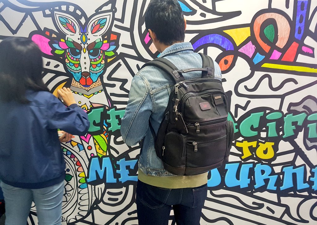 CebuPacificAir's tweet photo. Our passengers color up our Hosier Lane inspired wall installation near the boarding gate. Some art feels over here! #CEBflies Manila to Melbourne. #CEBFliesMelbourne https://t.co/WAJT64fQJB