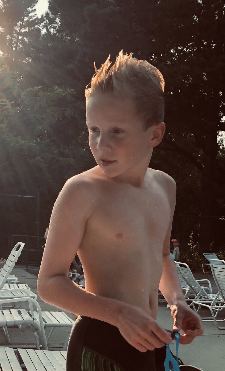 dandan_2's tweet image. Graham has the look! #growinguptoofast #poolnights