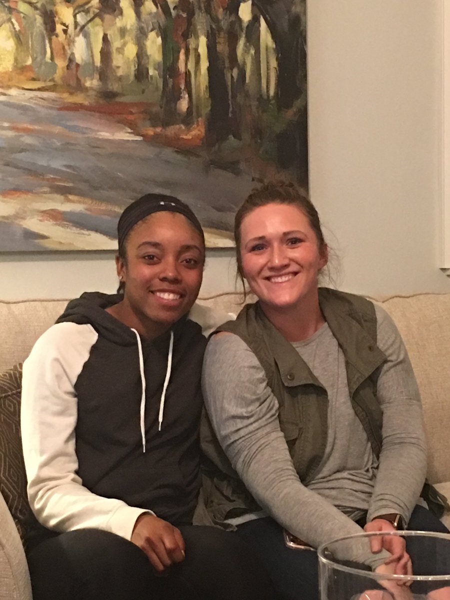 SBCoachNavi's tweet photo. Two more lefties! NationallefthandersDay ⁦@ktyler_24⁩ ⁦@VicRuth⁩ ⁦@GamecockSoftbll⁩ https://t.co/gbA8rNeWUI