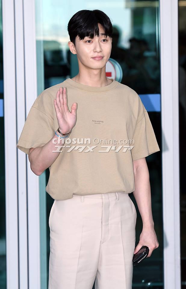 배우 박서준, tvN 드라마 '김비서가 왜그럴까' 포상휴가 푸켓 출국 #박서준 #김비서가왜그럴까 #박민영 #포상휴가 #공항패션 #스타패션 #박서준공항패...