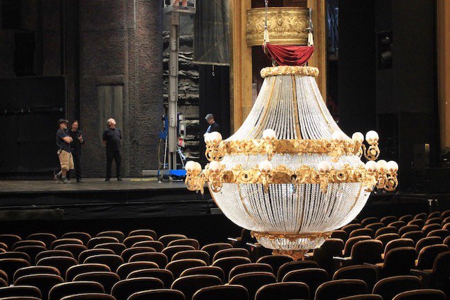 qamagnews's tweet photo. The national touring production of @PhantomOpera has arrived at the Paramount as part of @BroadwaySeattle, which marks a homecoming for both the main player and the understudy for Christine.
And then, there's the chandelier.
https://t.co/9r0U1A3JYt https://t.co/k35VdZ4zDP