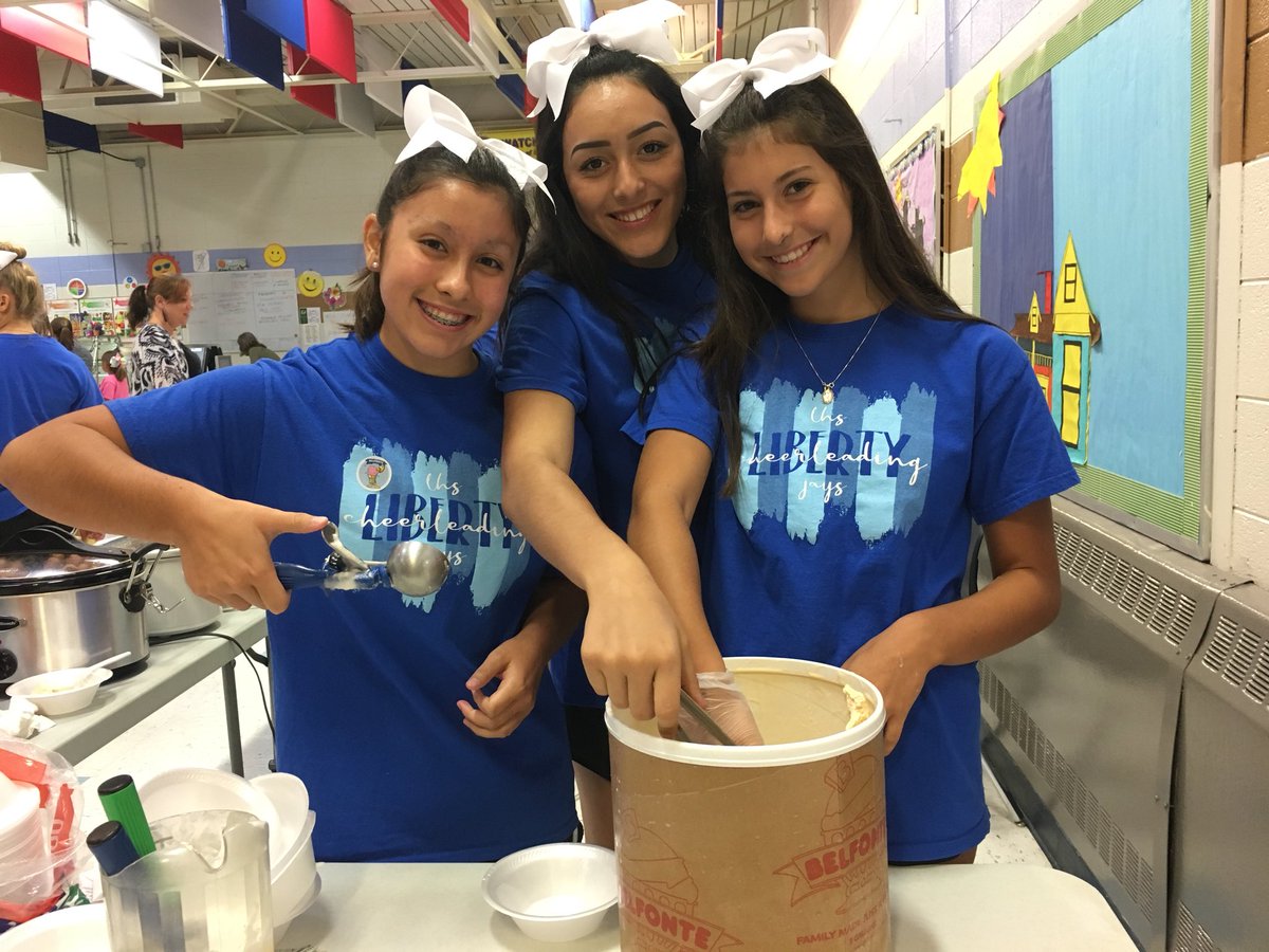 LHSJaysCheer's tweet photo. We ❤️ Volunteering @MHPatriot Back to School night! 💙 #2moresleeps #firstdayofschool https://t.co/UqLprkX9Lb