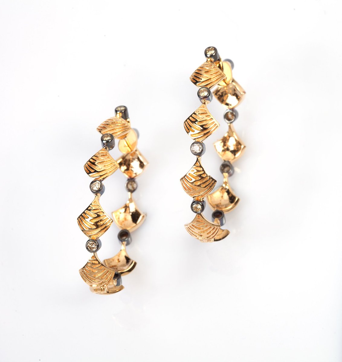 DJoyaJewels's tweet photo. #DJoya's Casa Vicens #Hoop #Earrings evoke #Moorish-style walls & #goldleaf carved ceilings from a house by #AntoniGaudi, #CasaVicens, a #jewel in #Barcelona's architectural crown.
These elegant earrings feature an intricate pattern in #yellowgold & natural #fancycoloreddiamonds. https://t.co/I4sGylSY6h