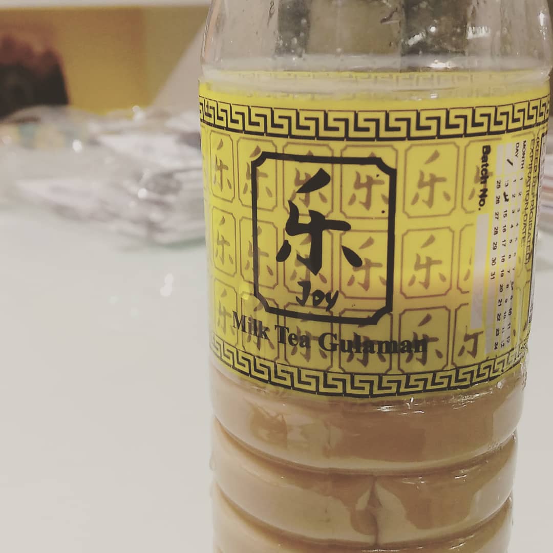 blueplatesph's tweet photo. Yung badtrip na badtrip ka sa traffic, tapos nakita mo to pagdating mo sa office at naexcite ka dahil mahilig ka sa milk tea at sa gulaman, pero pag inom mo, winish mo na sana natatraffic ka nalang ulit.

Panis or not, lasang panis. Watdahel is dis. #neveragain #sayangfortypesos https://t.co/OcUPkO6XC2