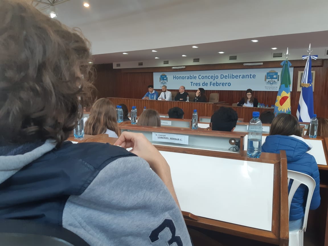 sergioiacovino's tweet photo. Gran jornada de #ConcejoJoven donde alumnos de escuelas secundarias aprenden de valores institucionales y presentaron un proyecto sobre Violencia de género https://t.co/HMtOfHtrlE