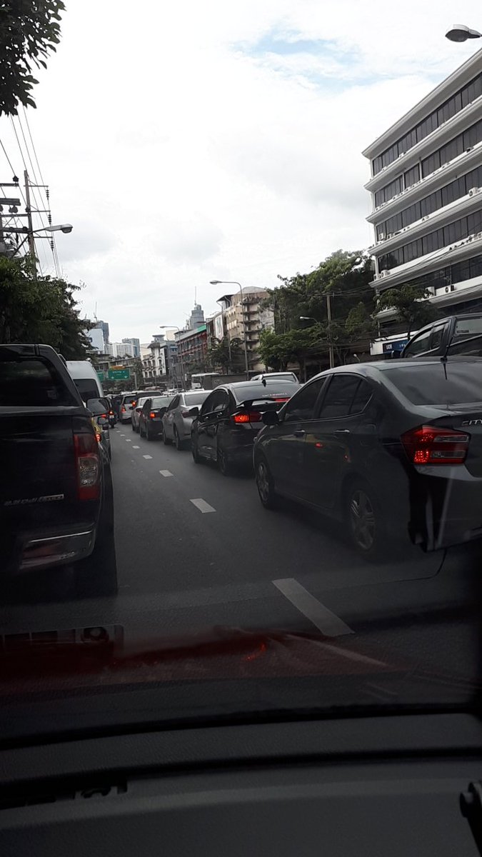 jeedapeek's tweet photo. @fm91trafficpro ติดหนักมากไม่ขยับ ทั้งขาเข้าและขาออก แยกประชาสงเคราะห์ผ่านโรงเรียนแม่พระฟาติมา https://t.co/6g0adCaF3n