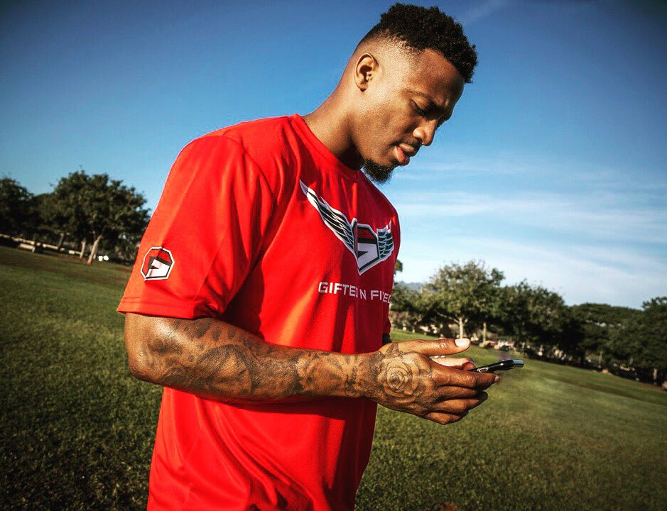 GiftednFitted's tweet photo. We must continue to build if we expect others to 💯
#amateurhoursover #GNF #giftednfitted #build #strength #functionaltraining #hawaii https://t.co/ZlIE1lPtM9